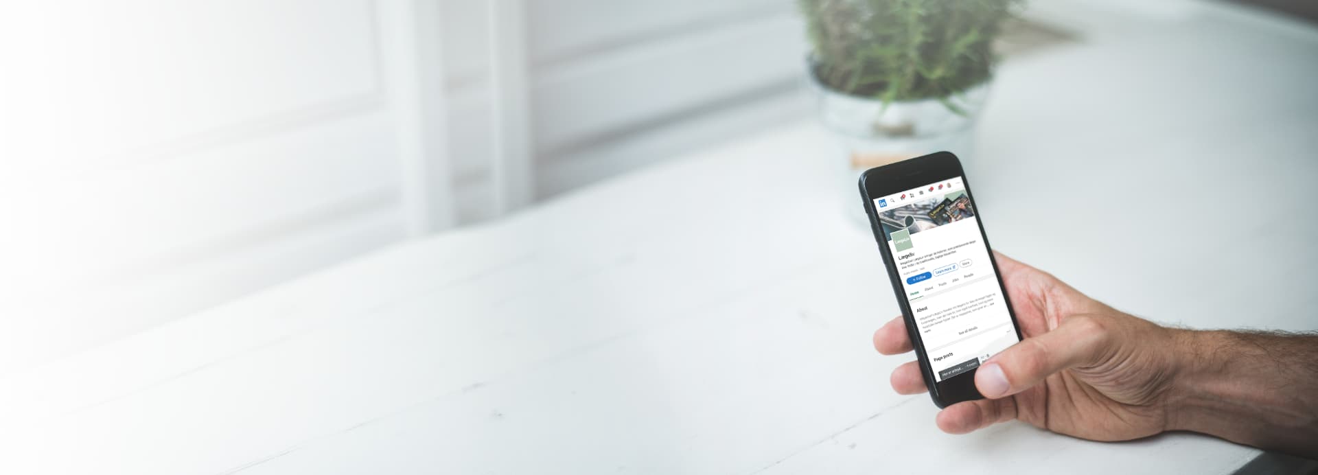 LægeLivs LinkedIn-side vist på en mobil